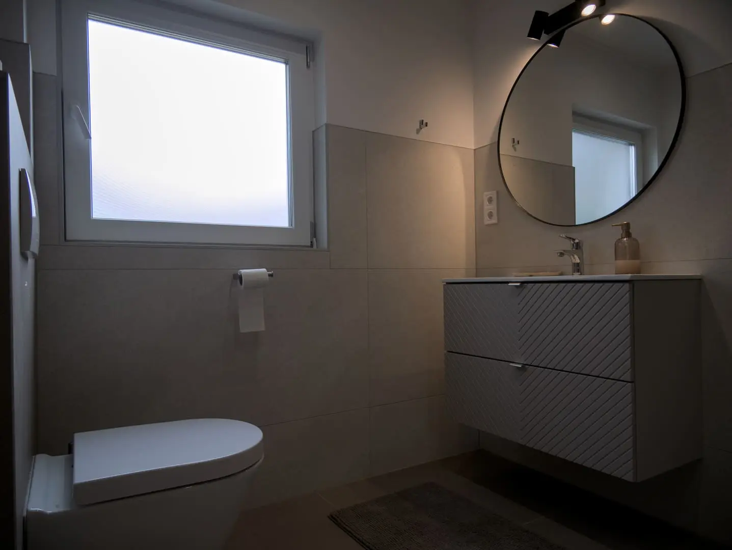 Fürdőszoba · mosdó és WC