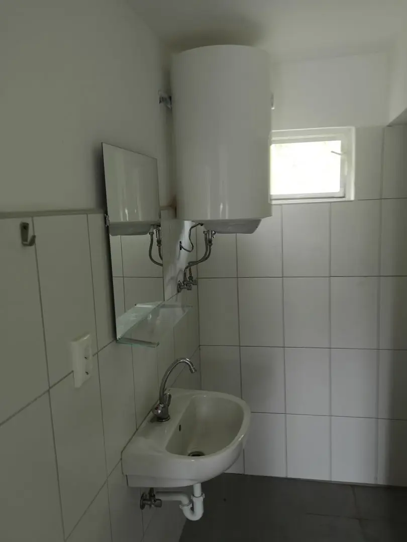 Fürdőszoba · mosdó és tükör