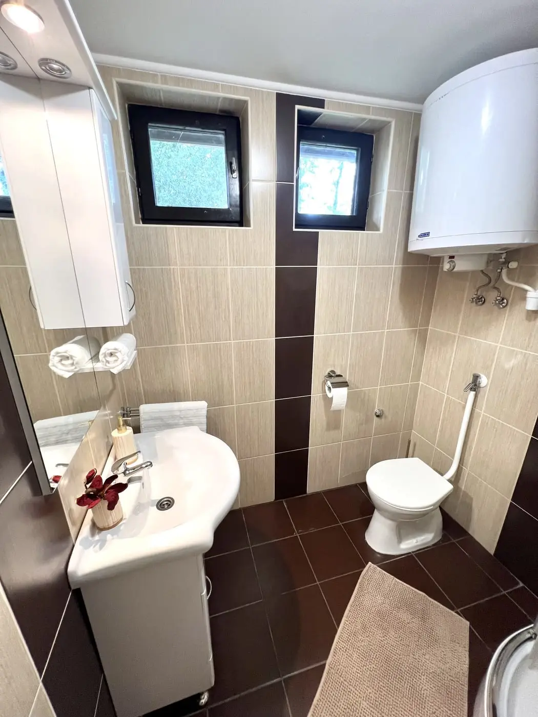 Fürdőszoba · mosdó és WC