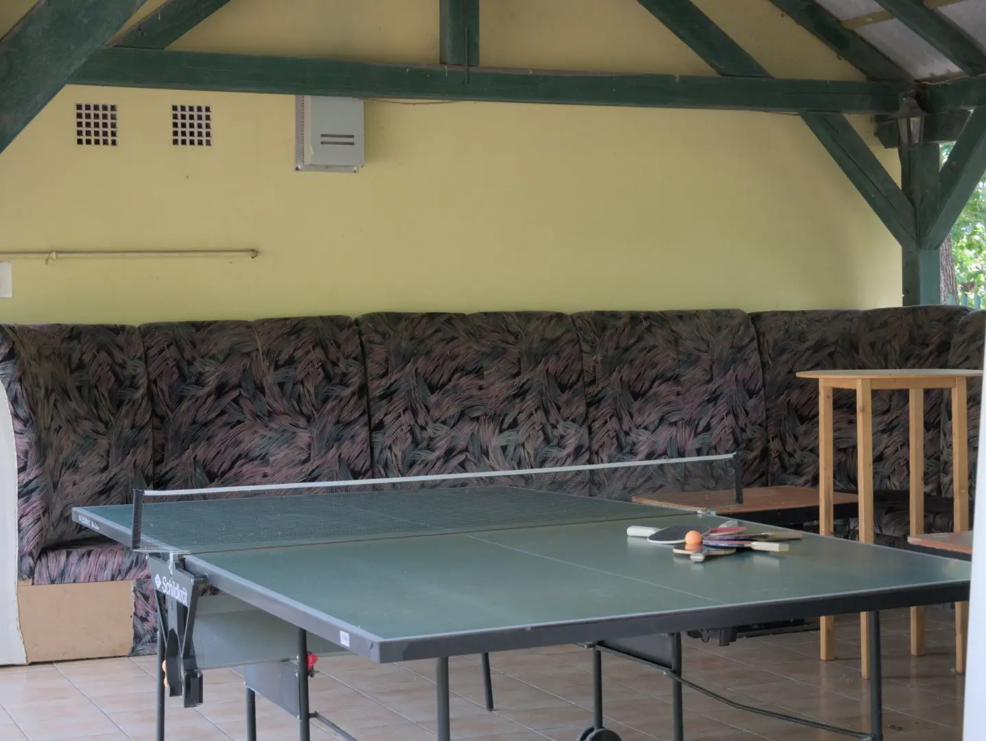 Pingpong a nyitott pavilonban