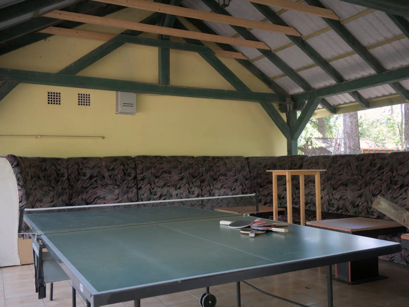 Pingpongasztal a pavilonban