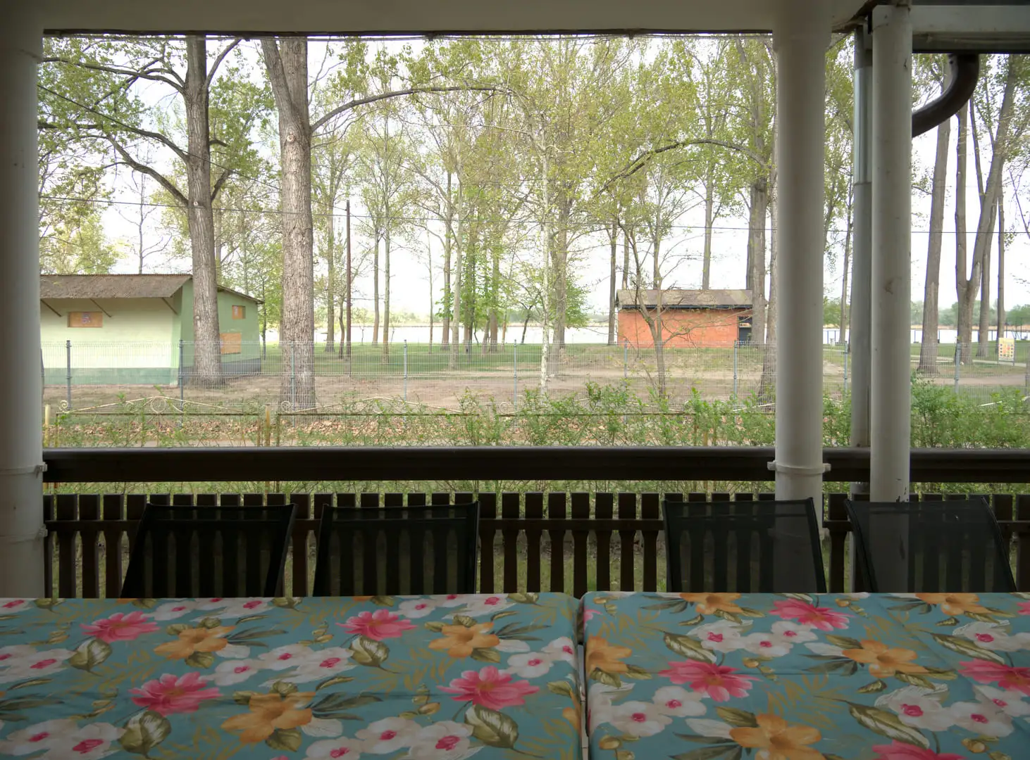 A Rózsa Villa tóra néző fedett terasza a Vadkerti-tó partján