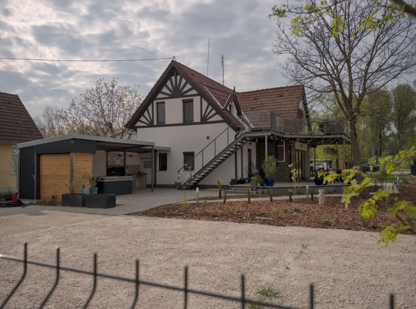 A Vadvirág Villa kívülről, a tóparti kert felől